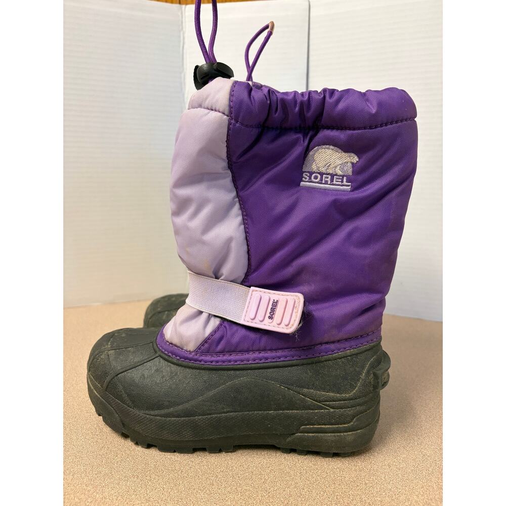 purple Sorel Flurry youth winter boots with a black rubber sole size 1